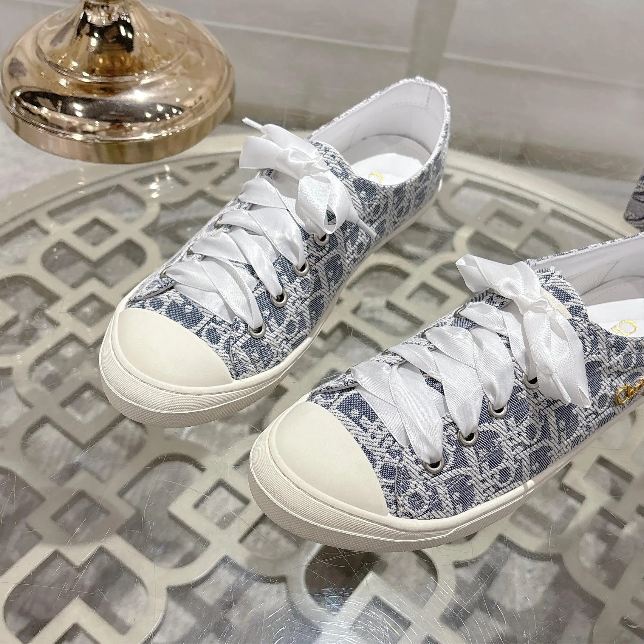 👟👟Ex-factory price 440👟👟 Dior ballet-style casual shoes, the same style as celebrities, satin fabric, breathable mesh lining, sheepskin for feet, wear-resistant rubber sole, size 35-40.